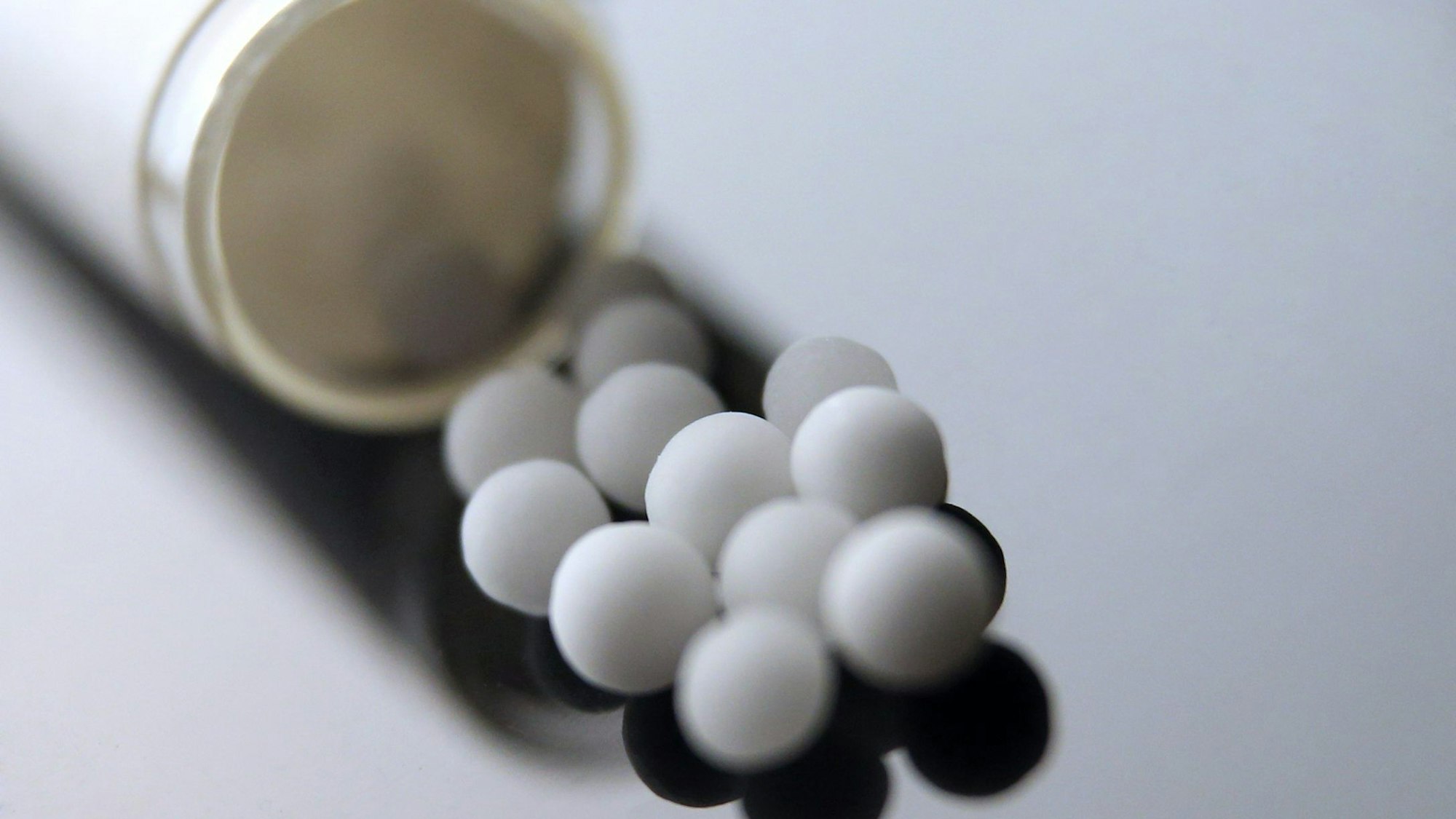 Homöopathie: Globuli liegen auf einem Tisch. (Symbolbild)
