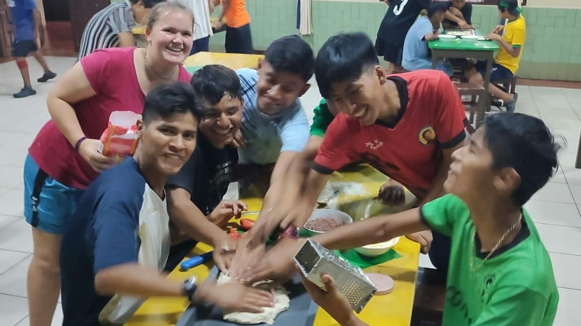 Das Foto zeigt die Wipperfürtherin Teresa Hillebrand und junge Bolivianer.