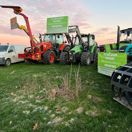 Traktoren mit Protestplakaten in Burscheid