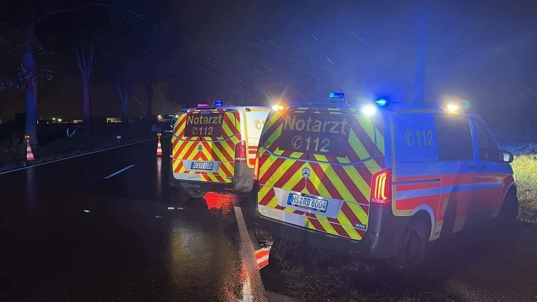 Nordrhein-Westfalen, Selfkant: Rettungsfahrzeuge stehen nahe der Unfallstelle.