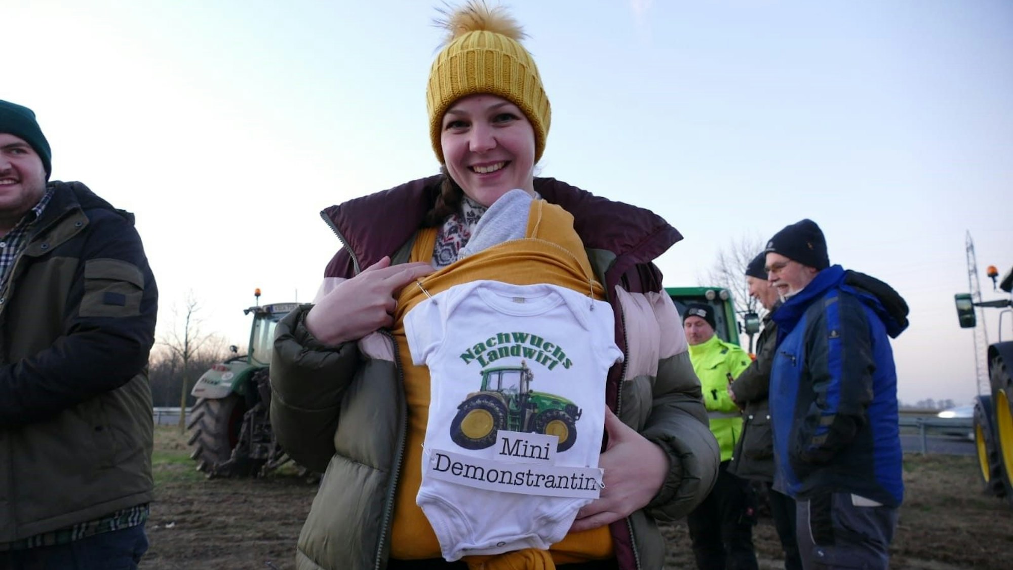 Die jüngste Teilnehmerinnen beim Mahnfeuer der Landwirte in Niederkassel.