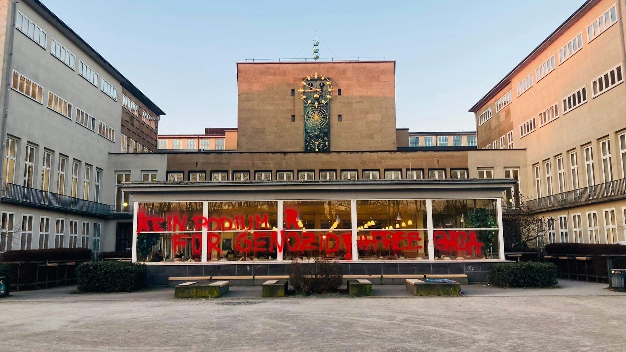 Auf der Fensterfront am Hauptgebäude der Uni Köln haben Unbekannte einen Farbanschlag verübt: Mit roter Farbe haben sie „Kein Forum für Genozid! Free Gaza“ gesprüht.