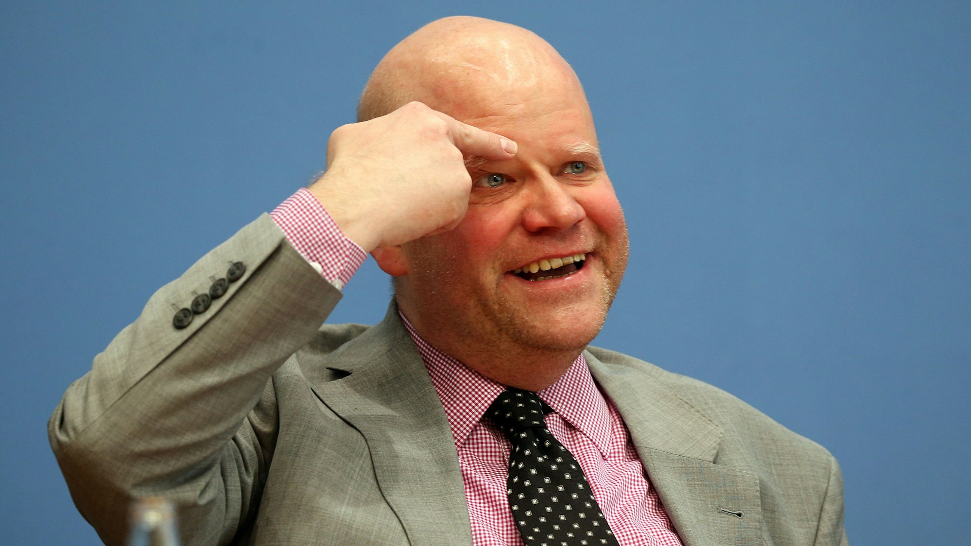 Ulrich Vosgerau, Anwalt der AfD nahen Desiderius-Erasmus-Stiftung (DES), beantwortet auf einer Pressekonferenz zu Förderungsansprüchen der Stiftung, Fragen von Journalisten. +++ dpa-Bildfunk +++