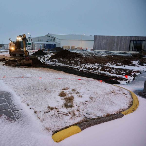 Risse und Löcher im Asphalt stellen nach wie vor eine Gefahr für die Einwohner des isländischen Orts Grindavik dar.