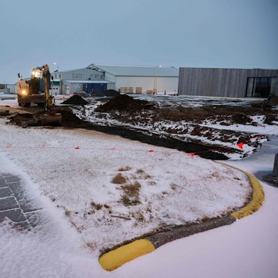 Risse und Löcher im Asphalt stellen nach wie vor eine Gefahr für die Einwohner des isländischen Orts Grindavik dar.