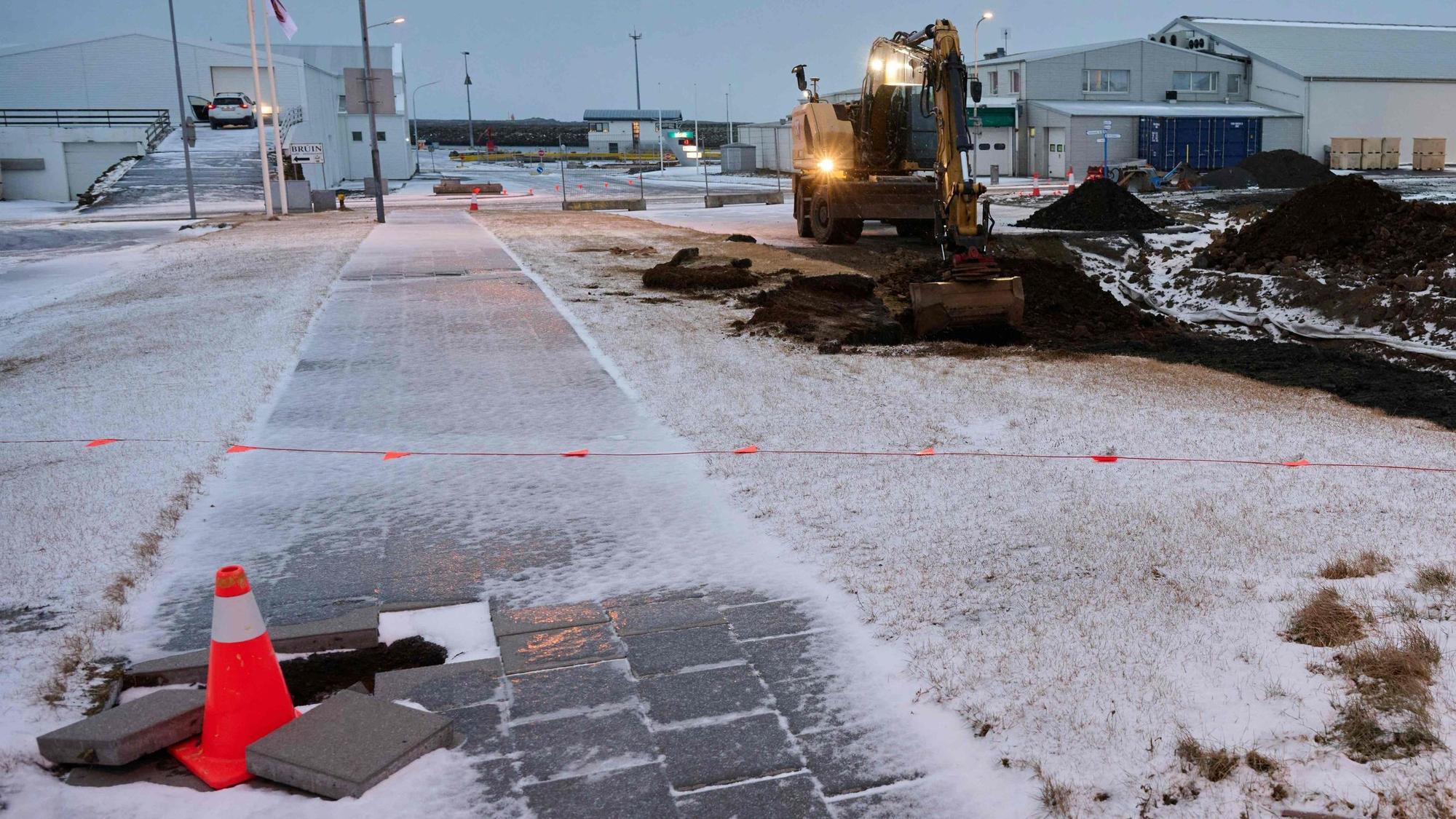 Risse und Löcher im Asphalt stellen nach wie vor eine Gefahr für die Einwohner des isländischen Orts Grindavik dar.