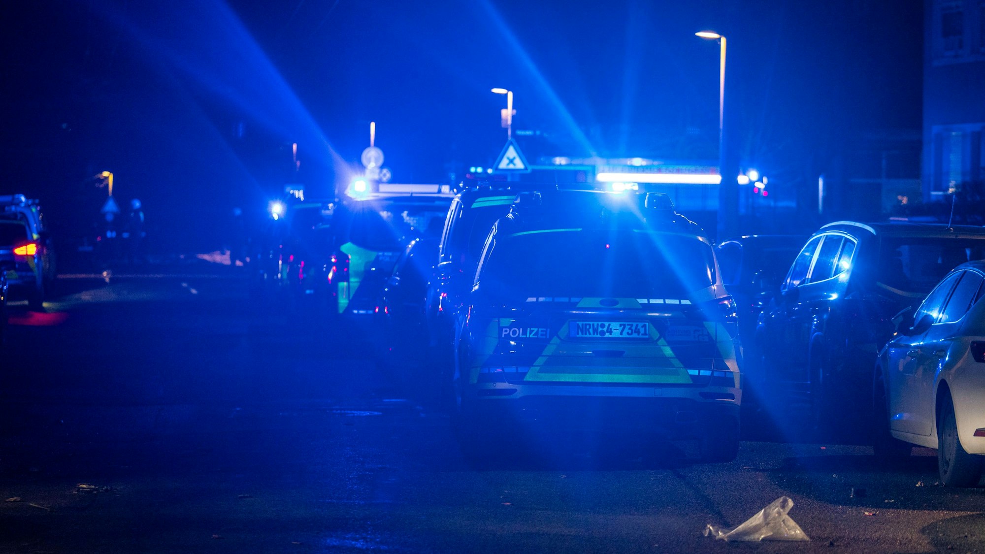 Einsatzkräfte der Polizei sind in der Silvesternacht auf der Hasselstraße im Einsatz.