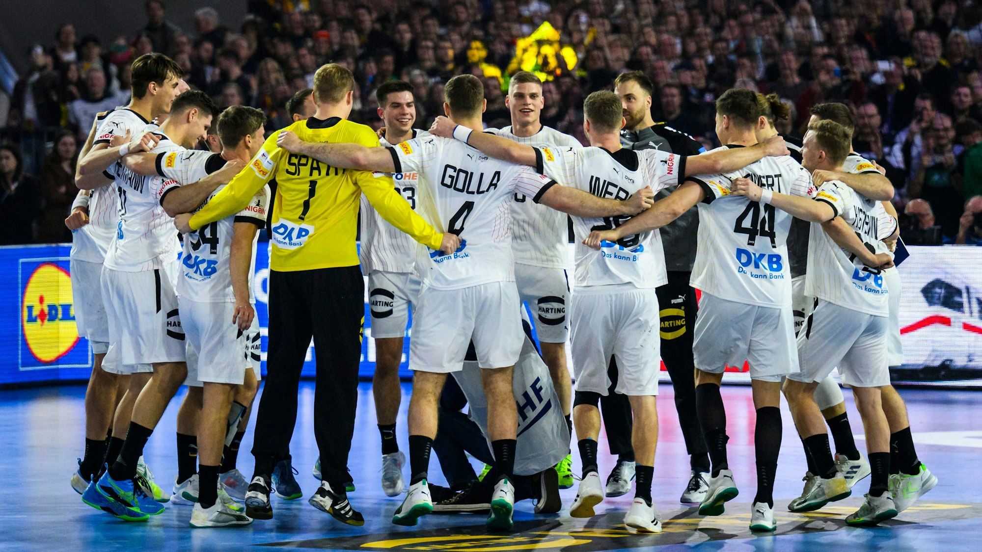 Jubel der deutschen Mannschaft nach dem klaren 27:14-Auftaktsieg bei der Heim-WM vor Weltrekord-Kulisse in Düsseldorf.