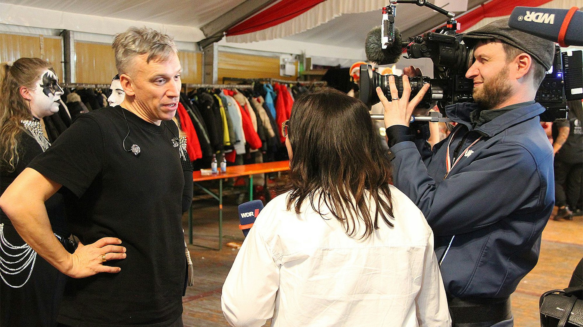 Kasalla-Sänger Bastian Campmann gibt dem WDR ein Interview.