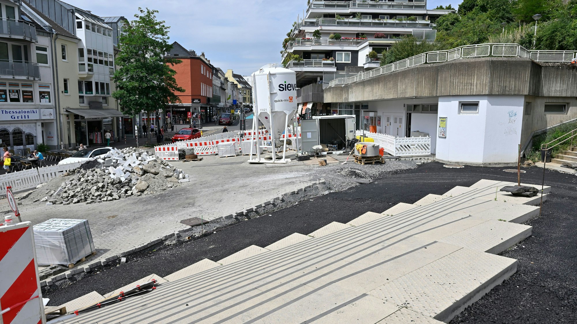 Das Foto zeigt Bauarbeiten an der Schlosstreppe in Bensberg.