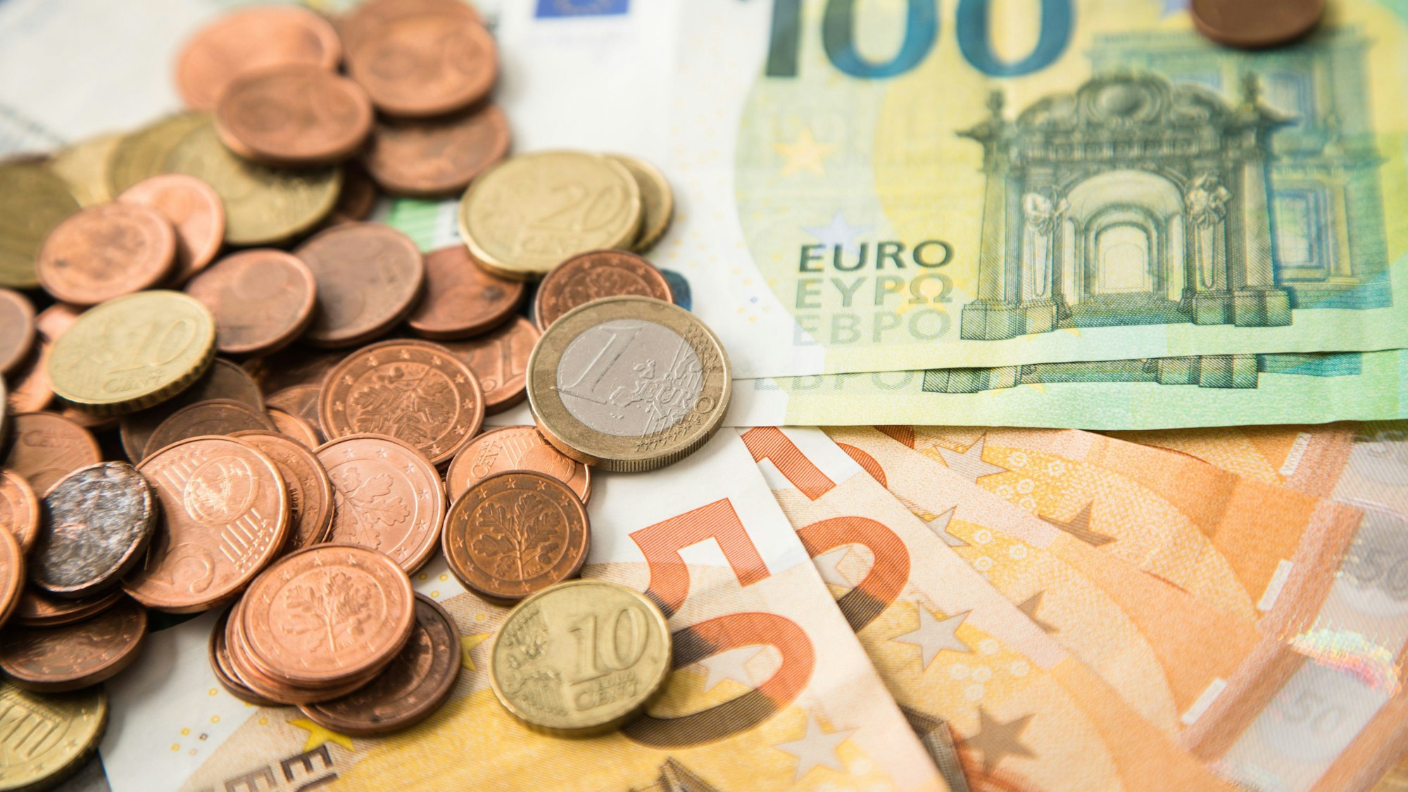 Mehrere 50-Euro-Scheine, zwei 100-Euro-Scheine, Euro und Cent-Münzen