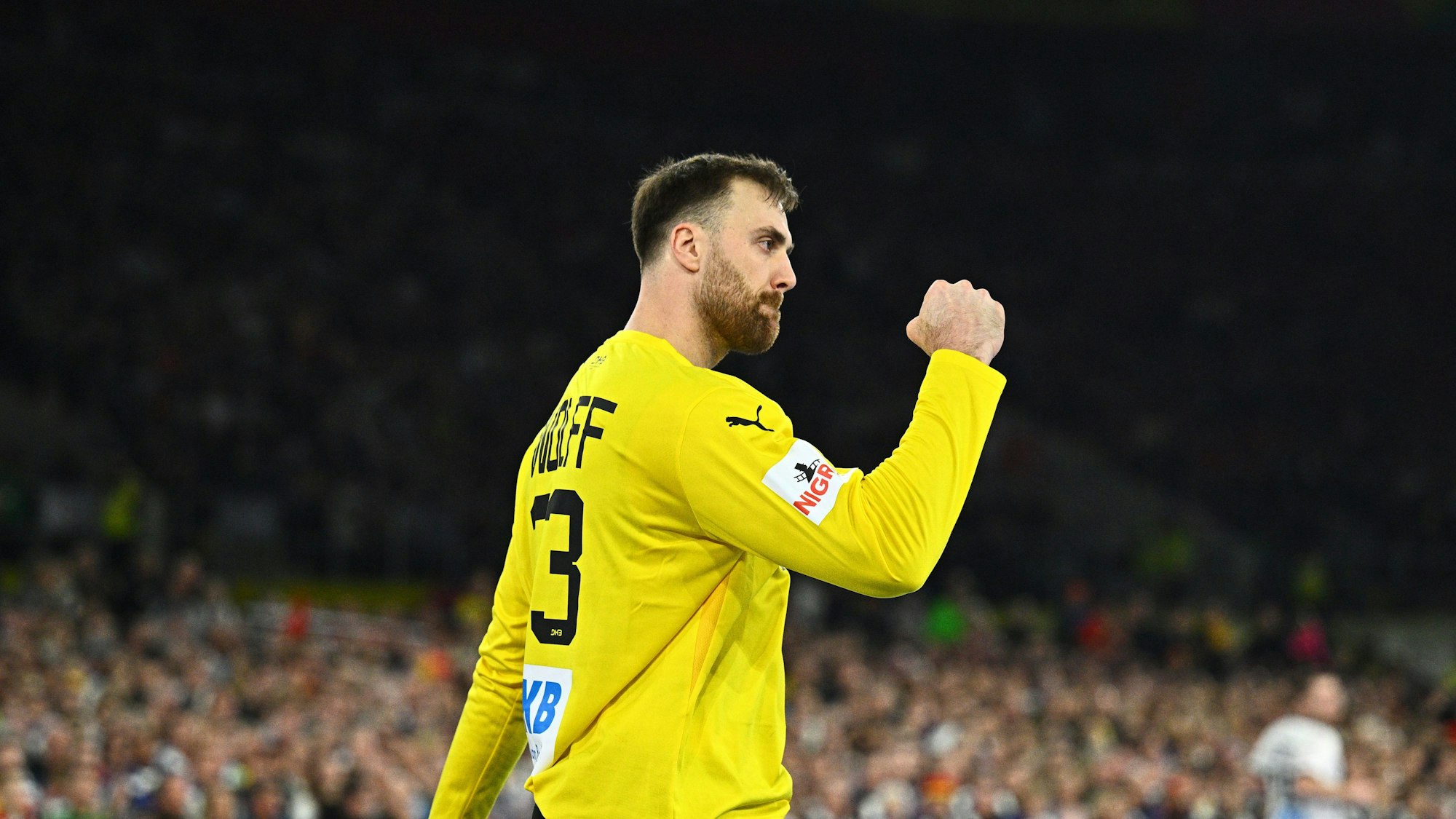 Siegerfaust vor Weltrekord-Kulisse: Andreas Wolff zeigte beim 27:14-Auftakterfolg der deutschen Mannschaft gegen die Schweiz bei der Heim-EM eine überragende Leistung.