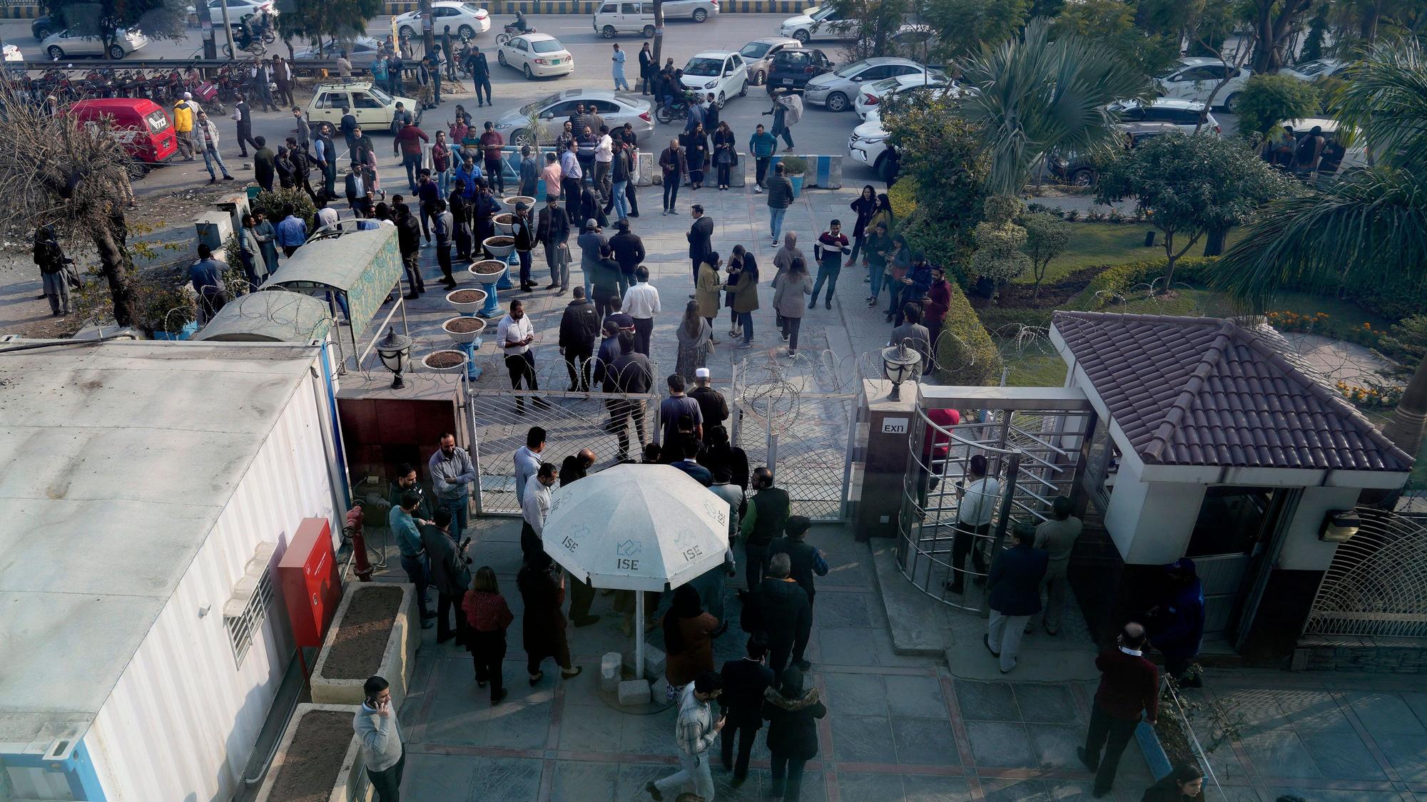 Eine Straße steht voller Menschen und Autos.