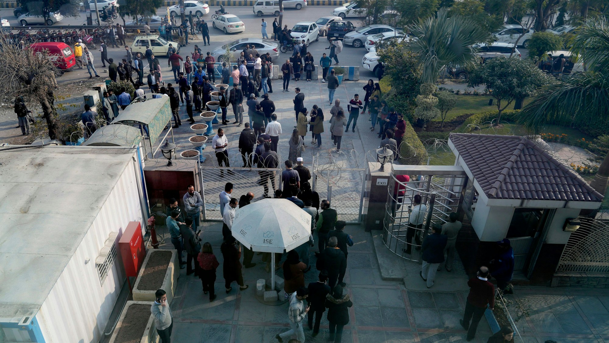 Eine Straße steht voller Menschen und Autos.