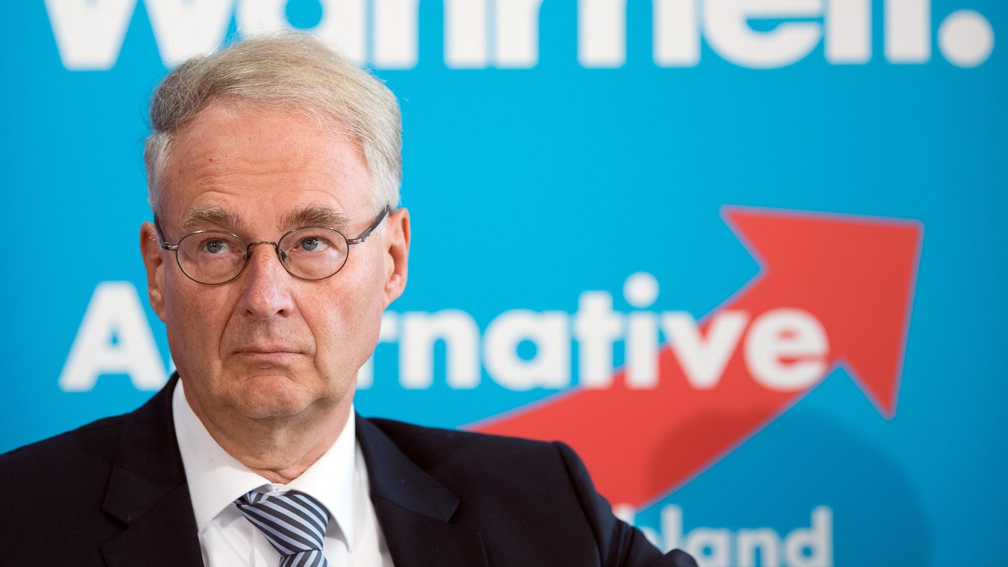 05.11.2018, Berlin: Roland Hartwig, Bundestagsabgeordneter der Partei Alternative für Deutschland (AfD), sitzt während einer Pressekonferenz zum Thema "Die AfD, der Verfassungsschutz und die Meinungsfreiheit in Deutschland" unter dem Wort "Wahrheit". Foto: Soeren Stache/dpa +++ dpa-Bildfunk +++