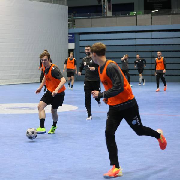 Die VfL-Handballer spielen Fußball.