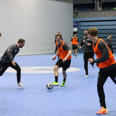 Die VfL-Handballer spielen Fußball.