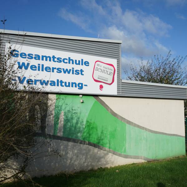 Das Bild zeigt die Gesamtschule Weilerswist von der Martin-Luther-Straße aus.