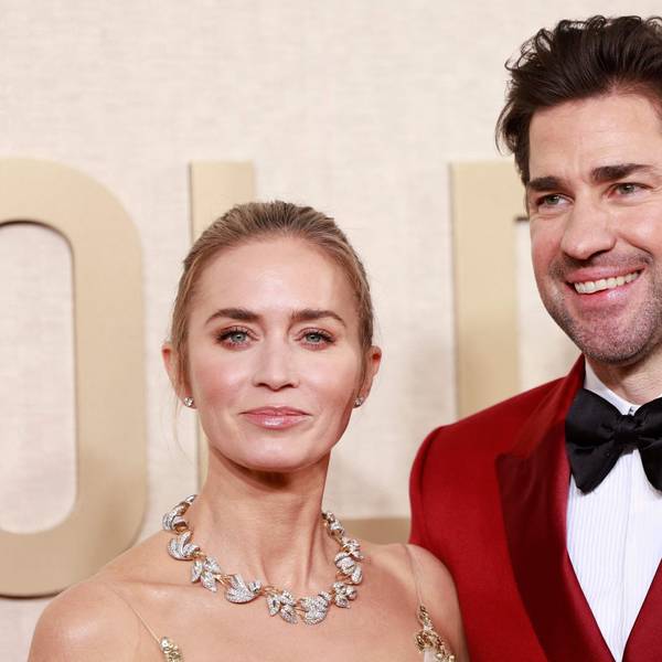 Die US-britische Schauspielerin Emily Blunt und ihr Ehemann, der US-Schauspieler und Regisseur John Krasinski posieren vor den 81. Golden Globe Awards im The Beverly Hilton Hotel in Beverly Hills, Kalifornien, am 7. Januar 2024.