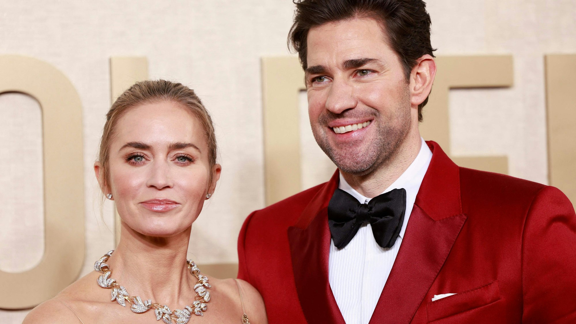 Die US-britische Schauspielerin Emily Blunt und ihr Ehemann, der US-Schauspieler und Regisseur John Krasinski posieren vor den 81. Golden Globe Awards im The Beverly Hilton Hotel in Beverly Hills, Kalifornien, am 7. Januar 2024.