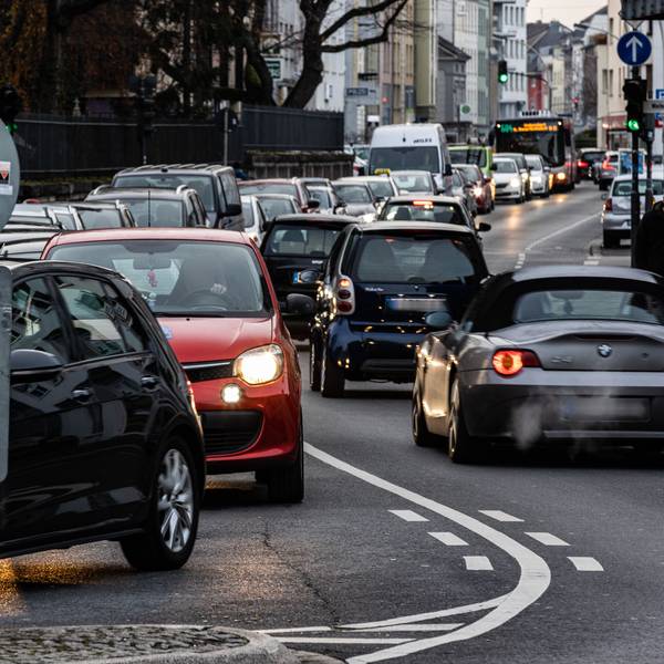Vorbei sollen dieZeiten sein, bei dennen die vielen Autos, die ab der viktoriabrücke Richtung Innenstadt fahren das noch können. Foto: Meike Böschemeyer