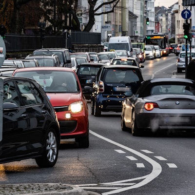 Vorbei sollen dieZeiten sein, bei dennen die vielen Autos, die ab der viktoriabrücke Richtung Innenstadt fahren das noch können. Foto: Meike Böschemeyer