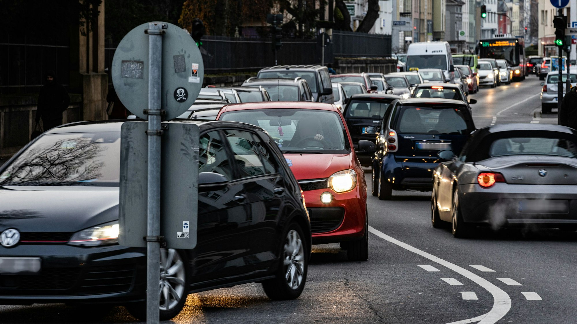 Vorbei sollen dieZeiten sein, bei dennen die vielen Autos, die ab der viktoriabrücke Richtung Innenstadt fahren das noch können. Foto: Meike Böschemeyer