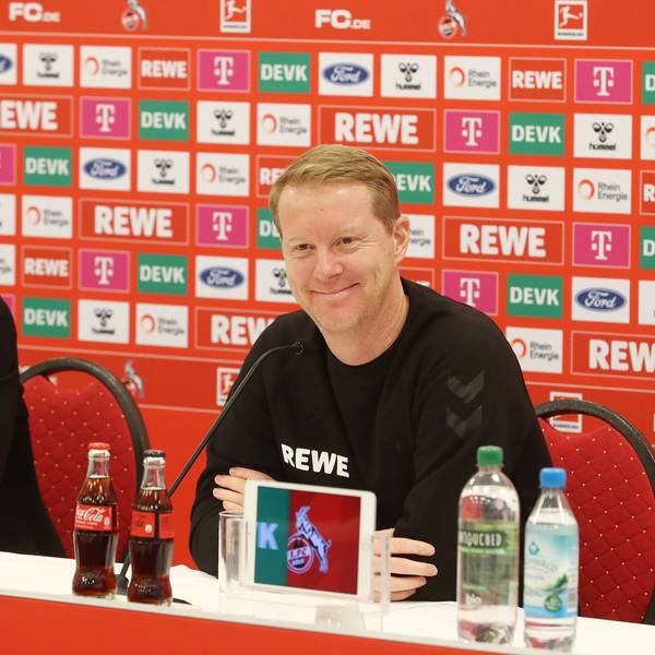 Timo Schultz äußert sich auf der Pressekonferenz des 1. FC Köln.