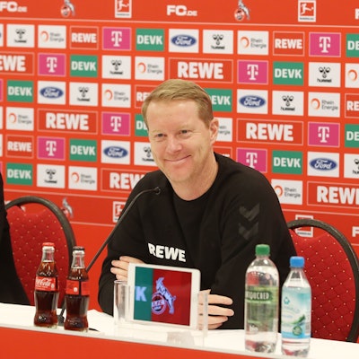 Timo Schultz äußert sich auf der Pressekonferenz des 1. FC Köln.
