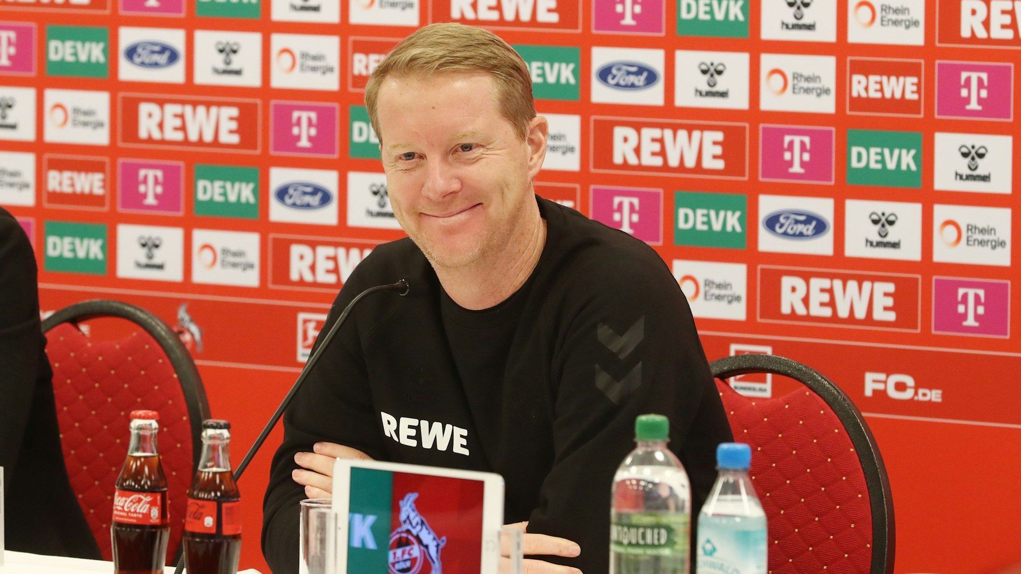 Timo Schultz äußert sich auf der Pressekonferenz des 1. FC Köln.