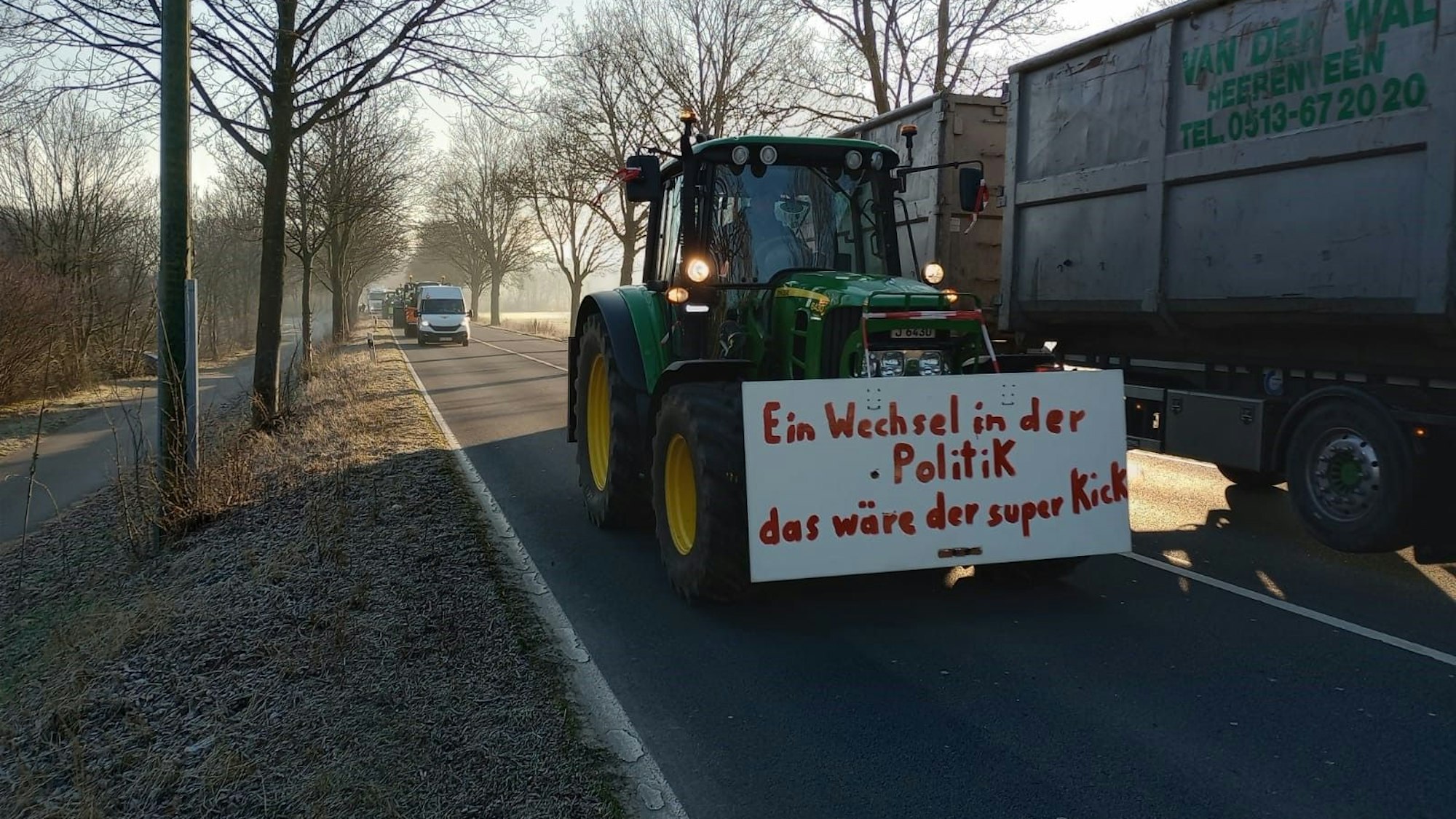 Rund 60 Traktoren sorgten am Ausbauende der A560 in Hennef für erhebliche Verkehrsbehinderungen.