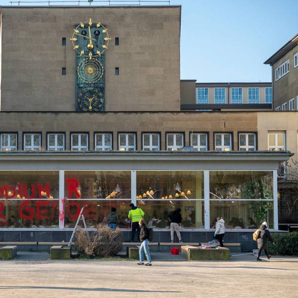 Das Gebäude der Albert-Magnus-Universität wurde mit roter Farbe beschmiert.