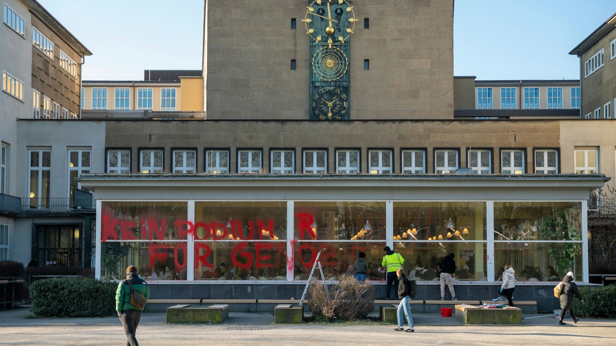 Das Gebäude der Albert-Magnus-Universität wurde mit roter Farbe beschmiert.
