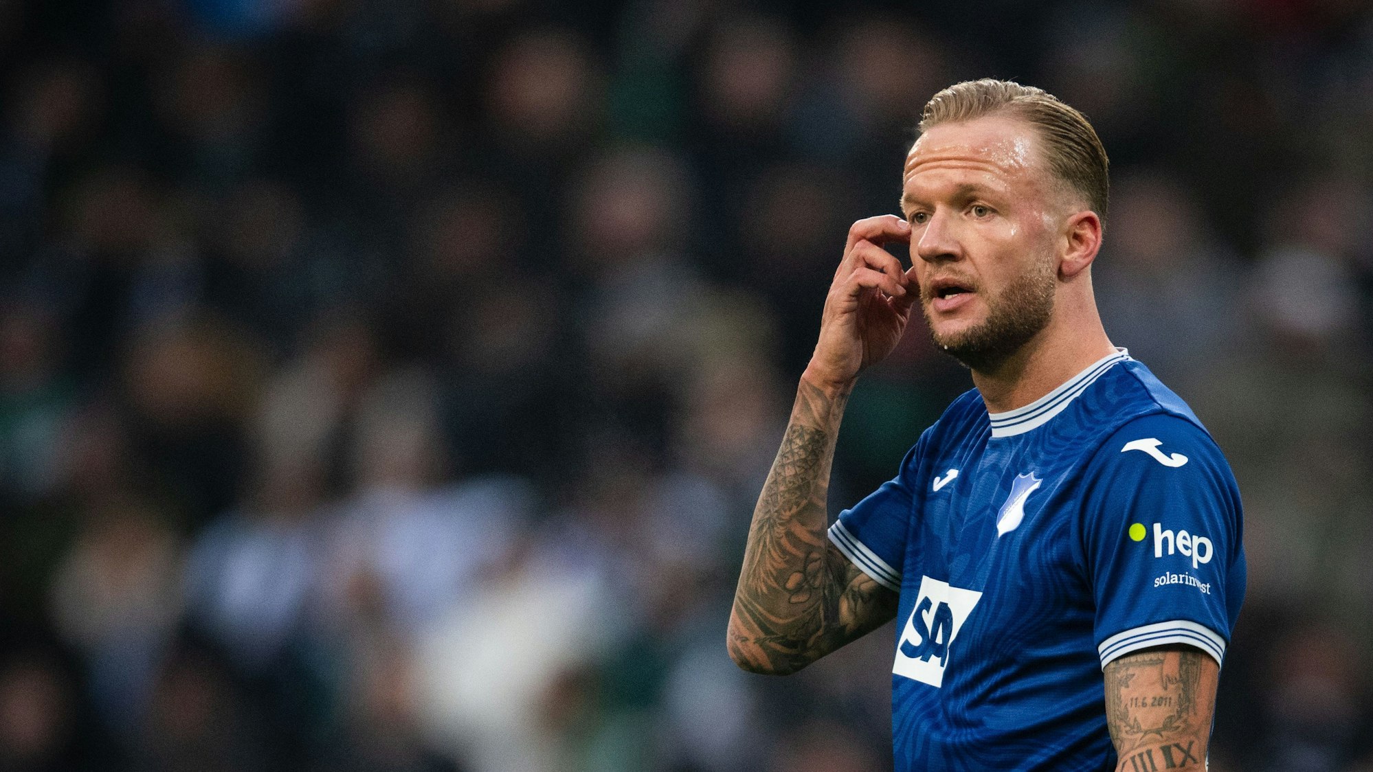 13. Spieltag, Stadion im Borussia-Park. Hoffenheims Kevin Vogt reagiert während der Partie.