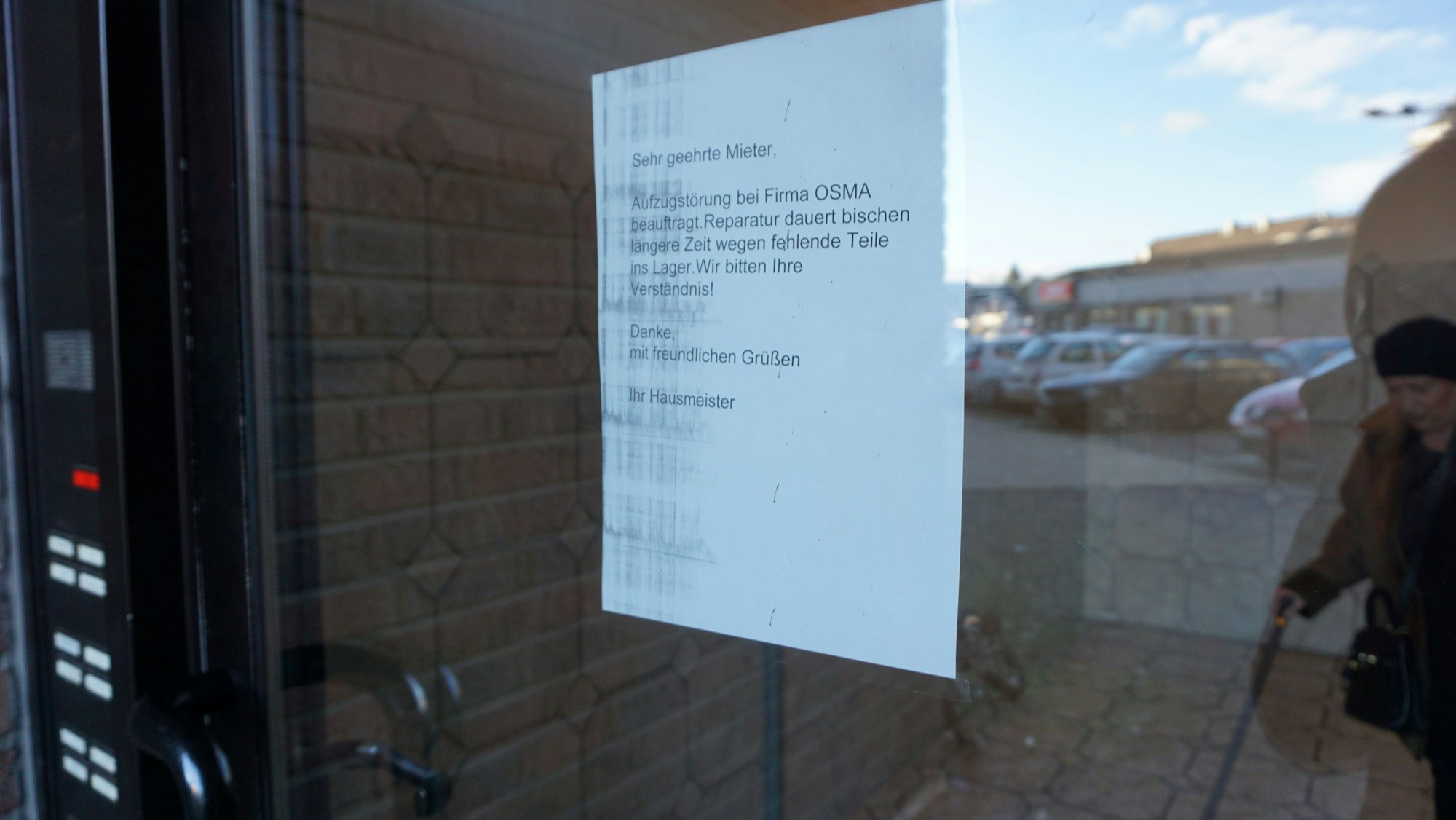 Auf einem Zettel stehen Informationen über den defekten Aufzug.