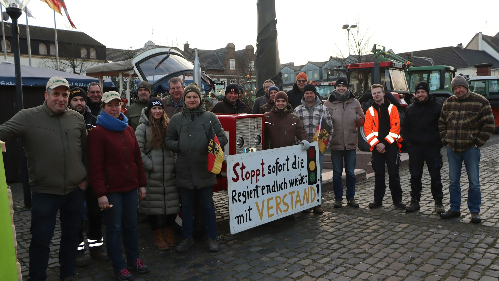 Die Bauernproteste gehen weiter. In Lechenich auf dem Marktplatz stellten sich die Landwirte auch den Fragen der Passanten.
