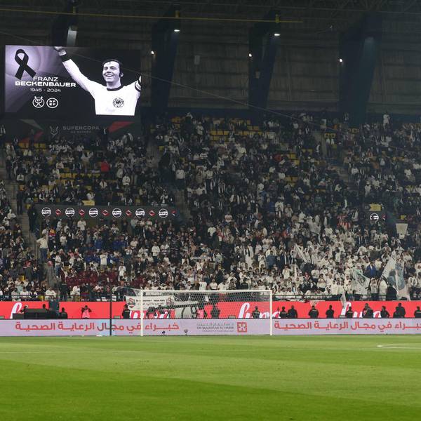 Spanischer Supercup in Saudi-Arabien: Real Madrids Spieler bei einer Schweigeminute für „Kaiser“ Franz Beckenbauer, es ertönten Pfiffe im Stadion