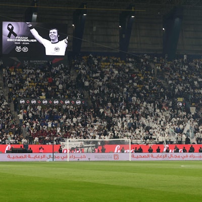 Spanischer Supercup in Saudi-Arabien: Real Madrids Spieler bei einer Schweigeminute für „Kaiser“ Franz Beckenbauer, es ertönten Pfiffe im Stadion