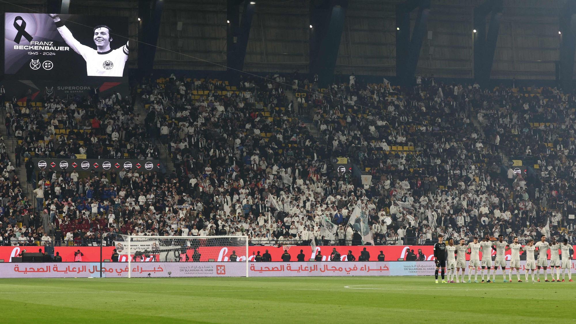 Spanischer Supercup in Saudi-Arabien: Real Madrids Spieler bei einer Schweigeminute für „Kaiser“ Franz Beckenbauer, es ertönten Pfiffe im Stadion