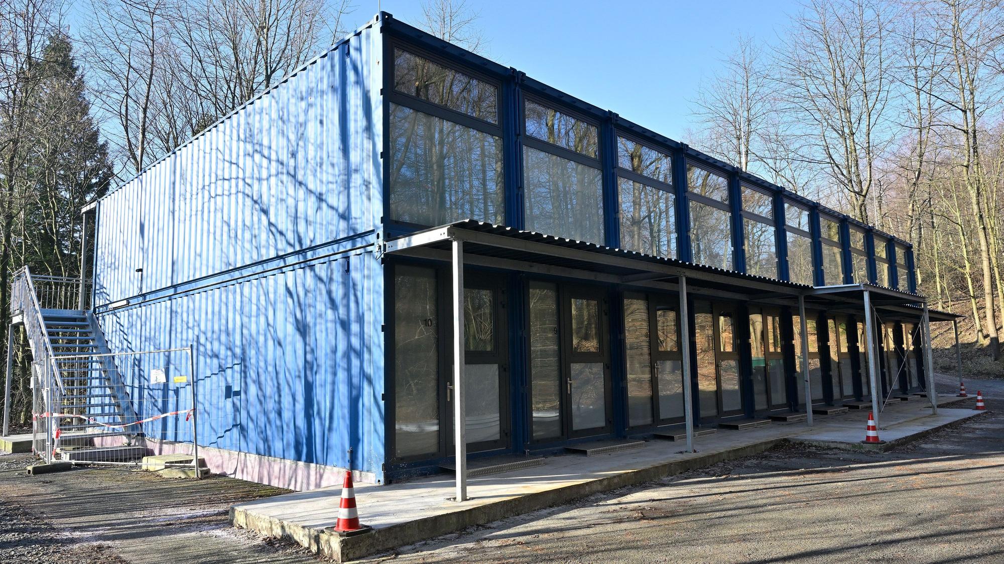 Blaue ehemalige Schiffscontainer wurden zu Flüchtlingsunterkünften umgebaut.