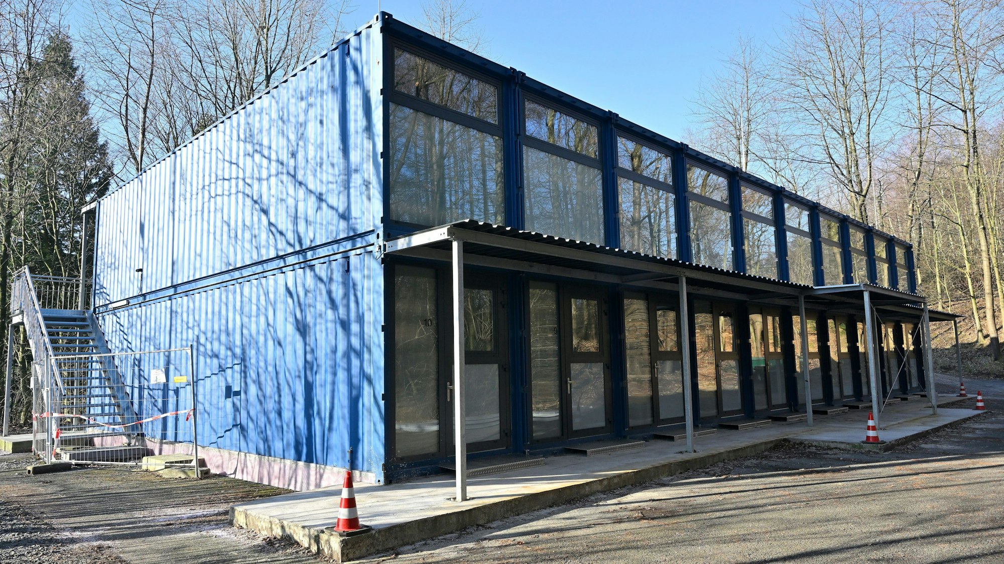 Blaue ehemalige Schiffscontainer wurden zu Flüchtlingsunterkünften umgebaut.