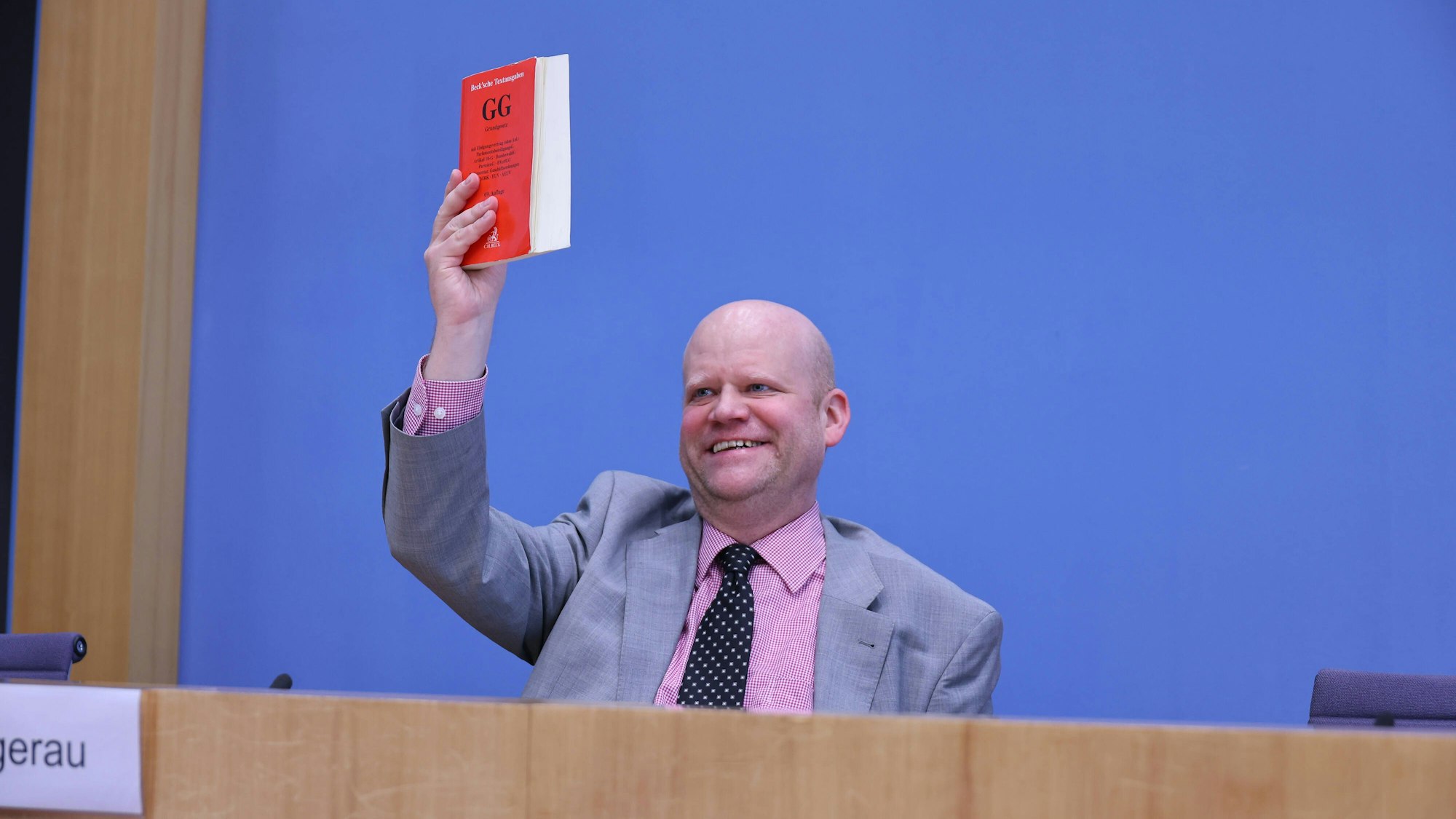 AfD Erika Steinbach 17.02.2022, Germany, Berlin, Bundespressekonferenz, Förderungsansprüche der Desiderius-Erasmus-Stiftung Erika Steinbach, Vorsitzende der Desiderius-Erasmus-Stiftung DES RA Dr. Ulrich Vosgerau, Anwalt der DES hier mirt dem Grundgesetz c , EUID DEF1103R.HRB123335B Berlin Berlin Germany