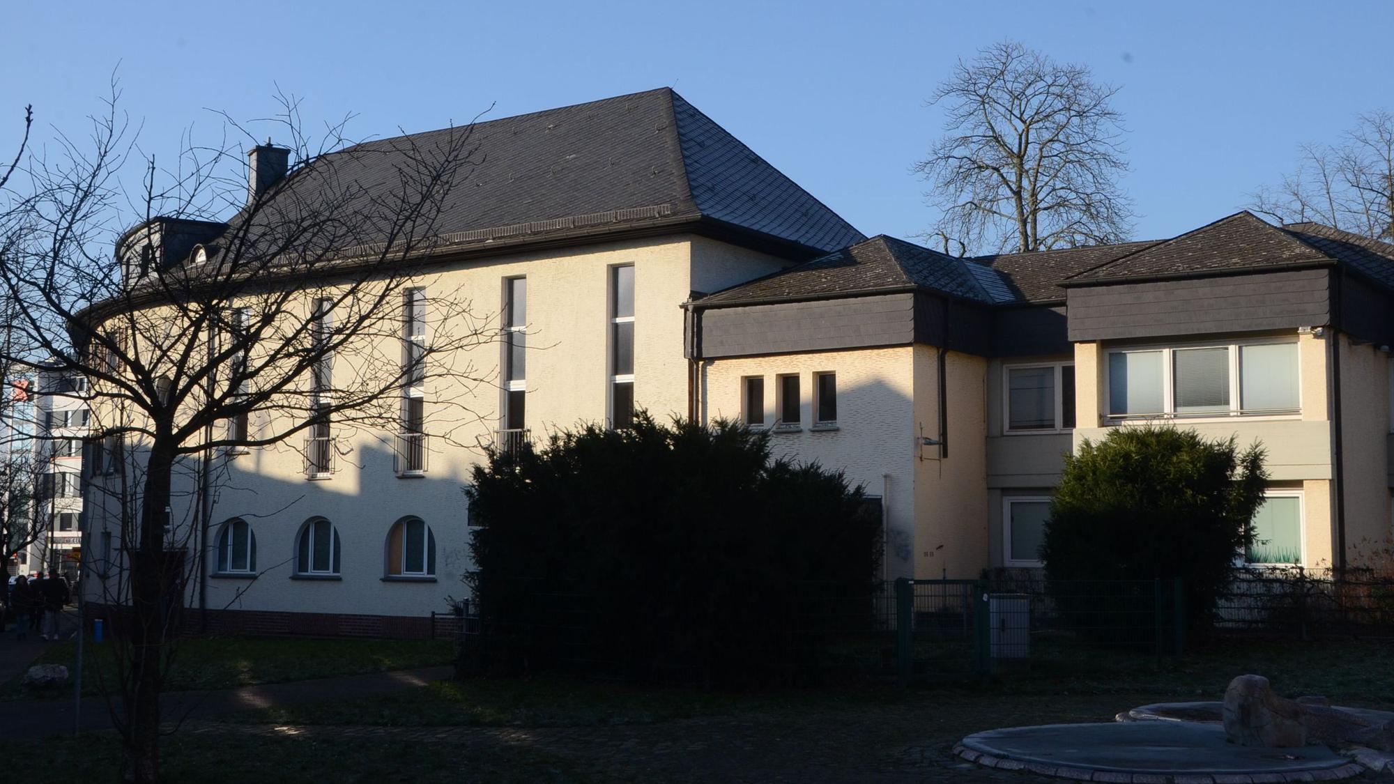 Ein großes Gebäude aus den 1930er Jahren. Rechts steht ein modernerer Anbau aus den 1970er Jahren.