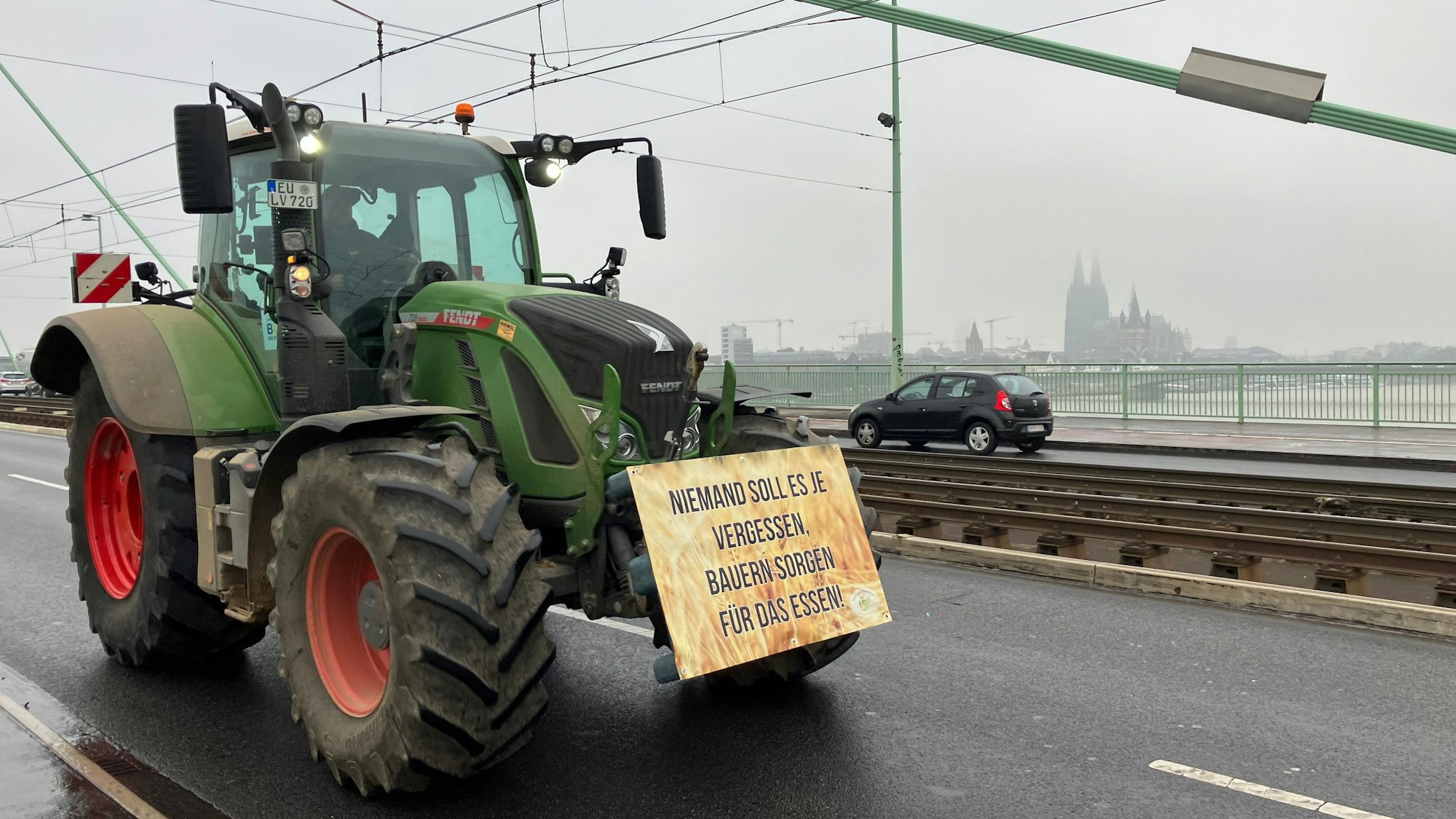 Der Zug der Landwirte hat die Severinsbrücke erreicht.