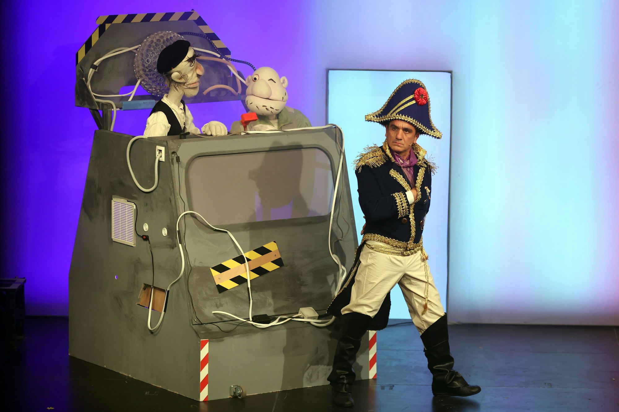 Puppen neben einem Napoleon-Darsteller