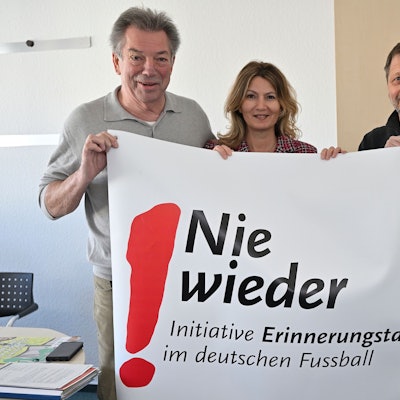 Klaus Orth (Bethe-Stiftung), Tülay Durdu (Schirmherrin) und Robert Wagner (Faireinskultur) mit Banner.