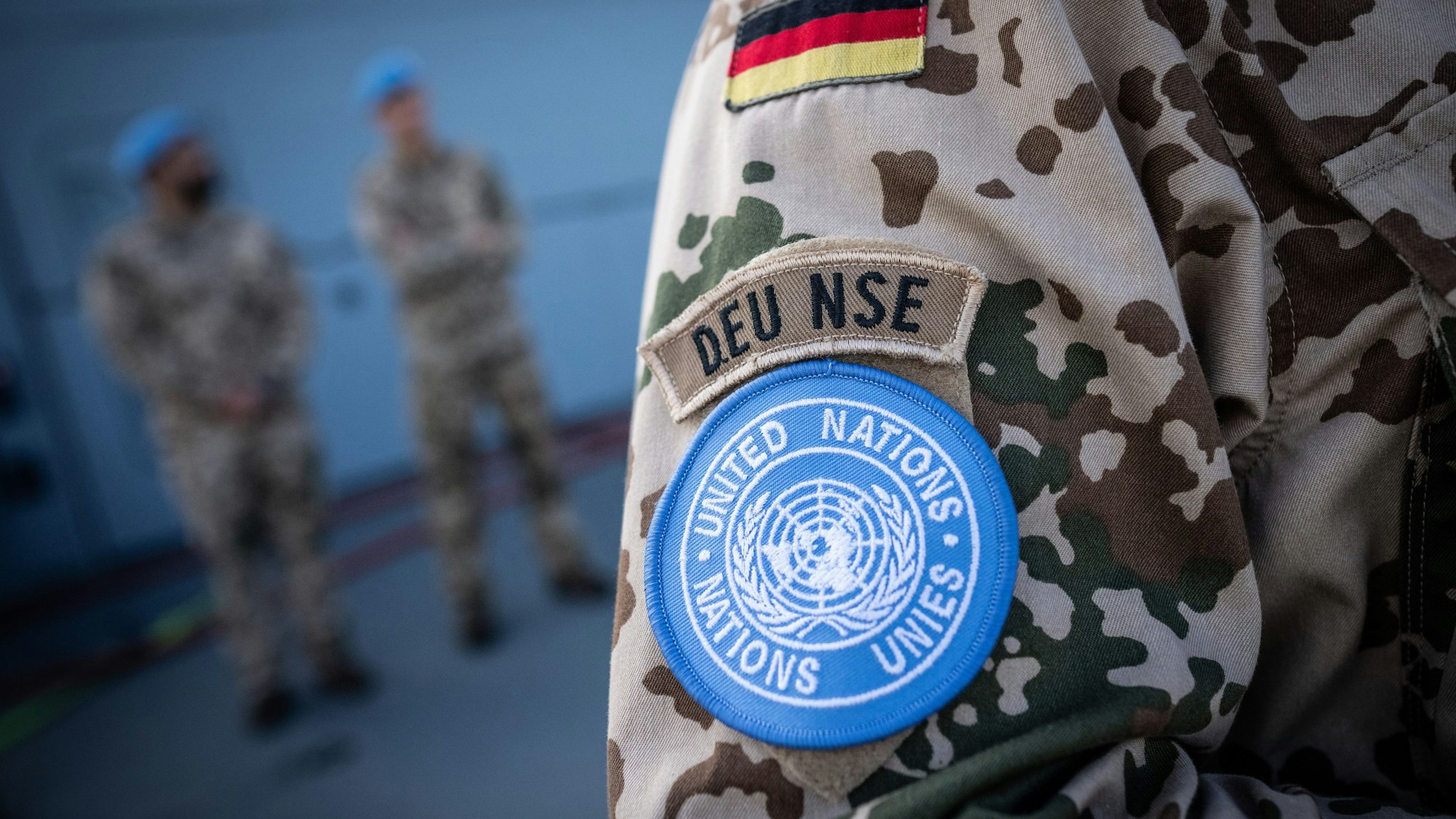 Soldaten der Bundeswehr stehen auf der Fregatte „Baden-Württemberg“ der Bundesmarine.