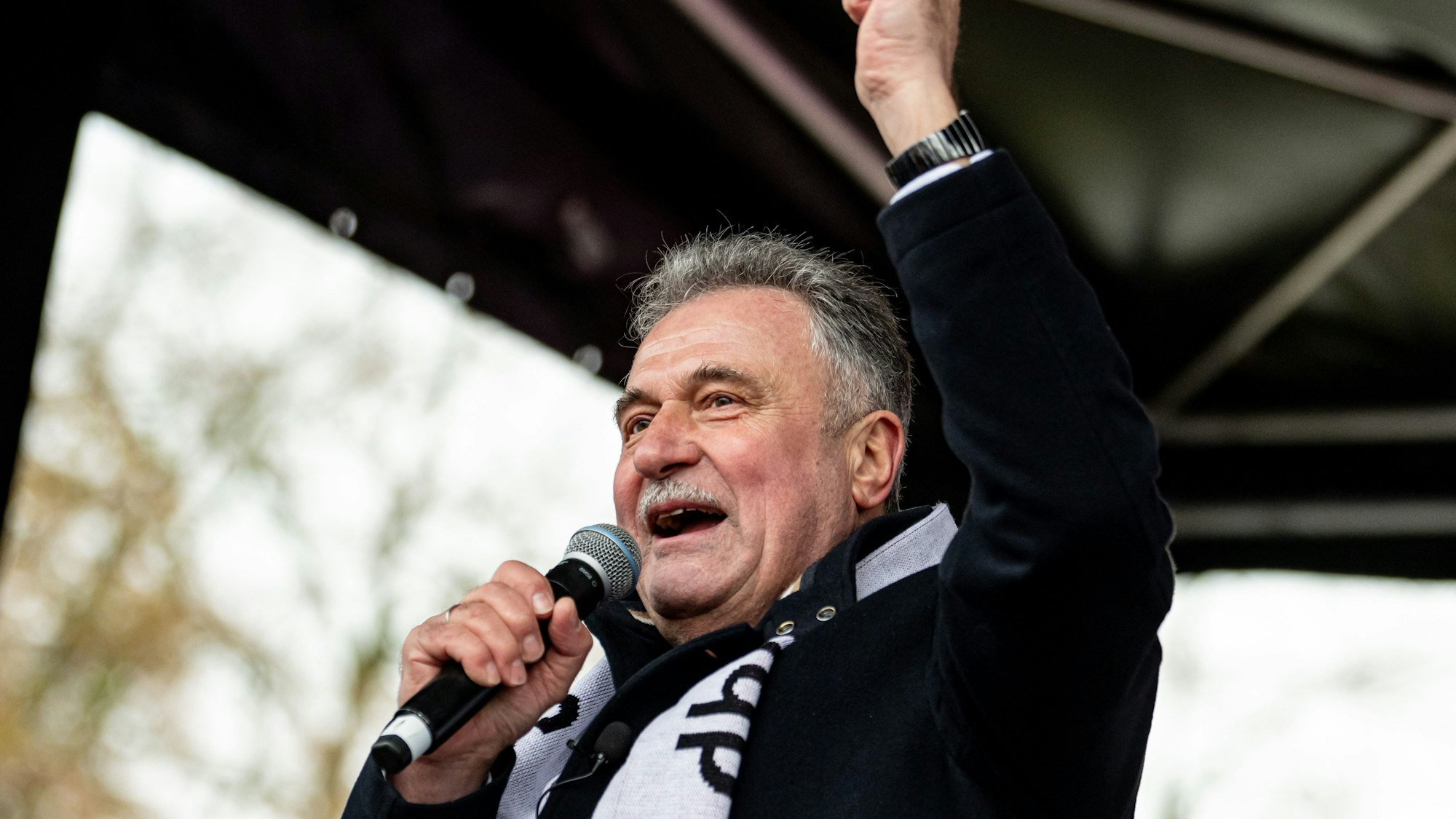 GDL-Chef Claus Weselsky spricht bei einer Kundgebung.