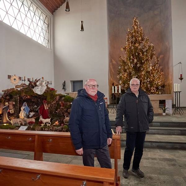 Dieter Benning und Paul-Joachim Schmülling stehen im Inneren der Kirche St. Anna in Hellenthal.