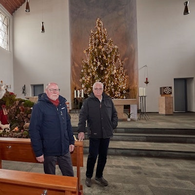 Dieter Benning und Paul-Joachim Schmülling stehen im Inneren der Kirche St. Anna in Hellenthal.